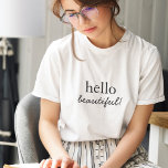 Hallo Beautiful | Moderne Minimalistische Stilschr T-Shirt<br><div class="desc">"Hello beautiful" Custom Art Design in zeitgenössischer Typografie mit handgeschriebenen Schriftzeichen im modernen minimalistischen Stil.</div>