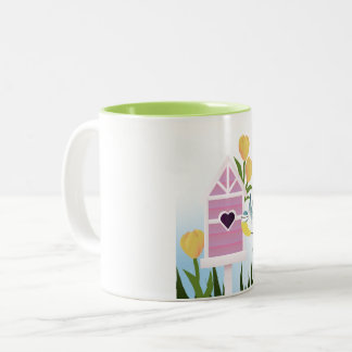 Hallo Frühling - Pastel Birdhouse und Gelbe Tulips Zweifarbige Tasse