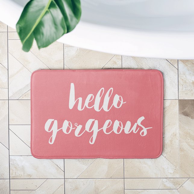 Hallo Gorgeous | Korallenrosa und Weiße Typografie Badematte (Von Creator hochgeladen)