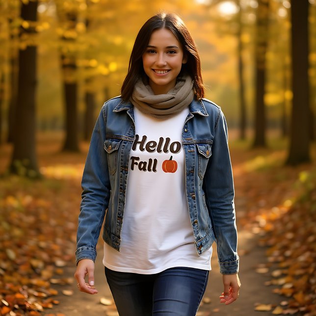 Hallo Herbst - Kürbissaison Gemütliches Herbstdesi T-Shirt (Fall outfit with "Hello Fall" design and rustic autumn charm)