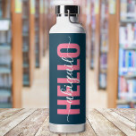 Hallo, Ihr Name Pink Blue Calligraphy Trinkflasche<br><div class="desc">Ein gewagtes,  blau-rosa HELLO-Design,  das mit einem kalligraphischen Namen personalisiert werden kann</div>