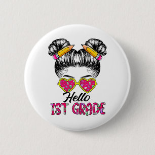 Hallo Mädchen mit unordentlichem Pferdeschwanz der Button
