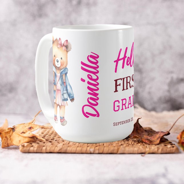 Hallo niedlicher Teddybär der ersten Klasse in der Kaffeetasse (Hello first grade personalized mug cute teddy bear girl pink grade one first school day gifts)