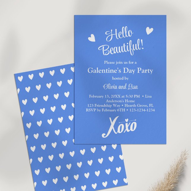 Hallo schön! Blue XOXO Galentine's Day Party Einladung (Hello Beautiful! Blue XOXO Galentine's Day Party Invitation on a white table.)