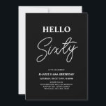 Hallo Sixty | Moderne Schwarze 60. Geburtstagspart Einladung<br><div class="desc">Mit dieser stilvollen Einladung zum 60. Geburtstag laden wir Sie ein. Dieses Design verfügt über ein modernes Skript "Hello Sixty" in schwarz-weiß Farbe Thema. Sie können den gesamten Text anpassen. Matching Party Artikel sind in meinem Shop BaraBomDesign erhältlich.</div>