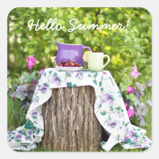 Hallo Sommer Tee und Pflaumen im Garten Quadratischer Aufkleber