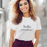 Hallo Sunshine | Modernes Minimalistisches stilvol T-Shirt<br><div class="desc">"Hallo Sonnenschein" maßgeschneidertes Zitat Kunstdesign in zeitgenössischer Typografie mit handgeschriebenen Schriftzeichen im modernen minimalistischen Stil.</div>