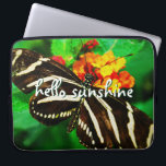 Hallo Sunshine Script Schwarz-weiß Stripe Butterfl Laptopschutzhülle<br><div class="desc">"Hallo Sunshine." Ein nahes Foto eines zarten, schwarz-weiß gestreiften Schmetterlings auf einer orangen und gelben Blüte. Genießen Sie den Sonnenschein eines warmen, sonnigen Tages, wenn Sie diesen atemberaubenden, farbenfrohen Neopren-Laptop-Ärmel benutzen. Dieser Ärmel ist in drei Größen erhältlich: 15", 13" und 10". Ein tolles Geschenk für jemanden, der etwas Besonderes ist!...</div>