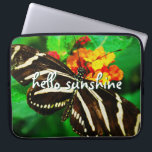Hallo Sunshine Script Schwarz-weiß Stripe Butterfl Laptopschutzhülle<br><div class="desc">"Hallo Sunshine." Ein nahes Foto eines zarten, schwarz-weiß gestreiften Schmetterlings auf einer orangen und gelben Blüte. Genießen Sie den Sonnenschein eines warmen, sonnigen Tages, wenn Sie diesen atemberaubenden, farbenfrohen Neopren-Laptop-Ärmel benutzen. Dieser Ärmel ist in drei Größen erhältlich: 15", 13" und 10". Ein tolles Geschenk für jemanden, der etwas Besonderes ist!...</div>