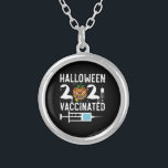 Halloween 2021 geimpftes Sonnenkostüm Versilberte Kette<br><div class="desc">Halloween 2021 geimpftes Sonnenkostüm, Impfstoff, halloween, 2021, Geschenk, Ideen, beängstigend, Kürbis, Geburtstag, halloween trick oder treat, spooky, Horror, Zombie, schwarz, Geist, Trick oder behandeln, Hexe, Schädel, Spaß, Vintag, Rettro, Geschenke</div>