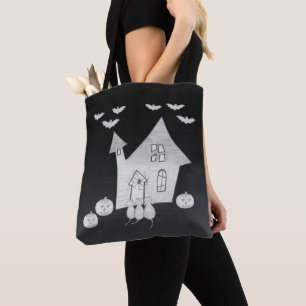 Halloween-Abend mit Spuk Haus, Fledermäusen, Kürbi