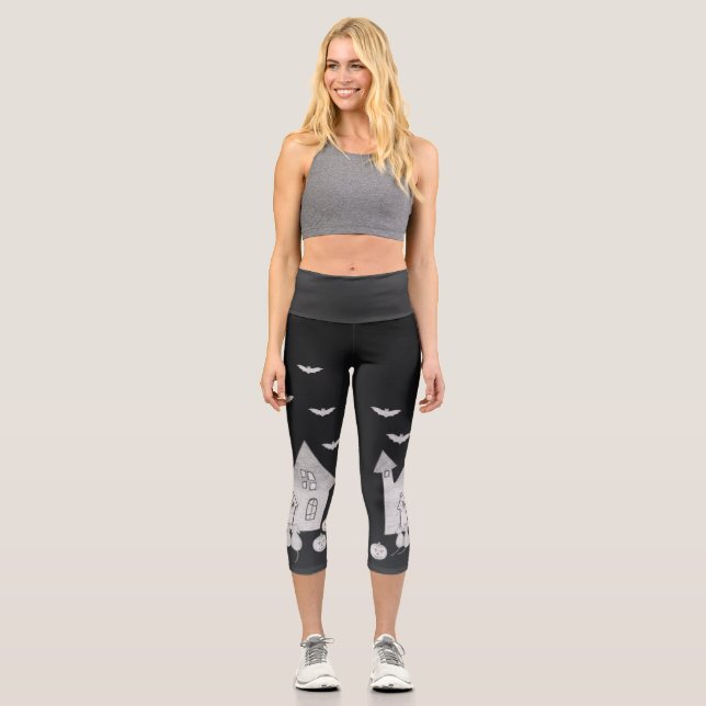 Halloween-Abend mit Spuk Haus, Fledermäusen, Kürbi Capri Leggings (Vorderseite)