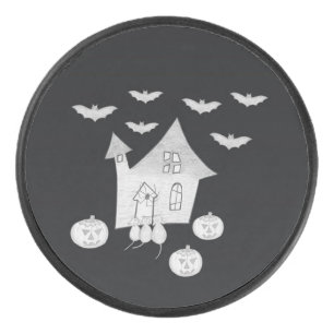Halloween-Abend mit Spuk Haus, Fledermäusen, Kürbi Eishockey Puck