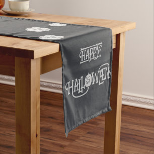 Halloween-Abend mit Spuk Haus, Fledermäusen, Kürbi Kurzer Tischläufer