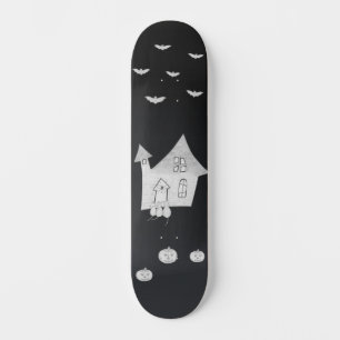 Halloween-Abend mit Spuk Haus, Fledermäusen, Kürbi Skateboard