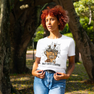 HALLOWEEN, ABER ERSTE KAFFEE   SKELETON GETINNEN T-Shirt