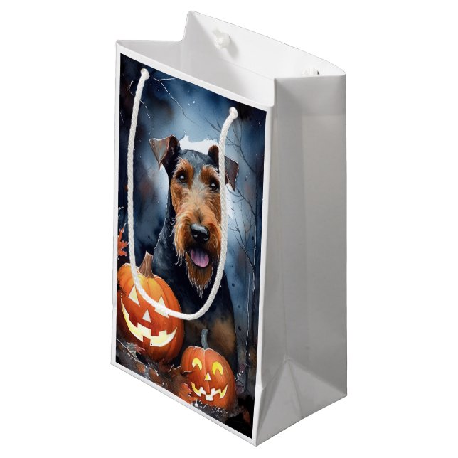 Halloween Airedale mit Pumpkins Beängstigend Kleine Geschenktüte (Vorderseite Schrägansicht)