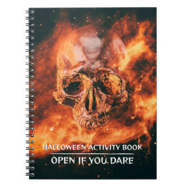 Halloween-Aktivitätenbuch. Flammender Schädel im W Notizblock