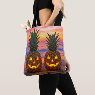 Halloween-Ananas-Kürbislaternen an einem Strand