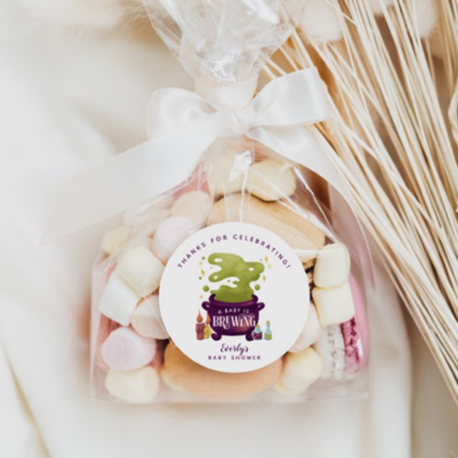 Halloween Baby wird Cauldron Babydusche zubereiten Runder Aufkleber (Von Creator hochgeladen)