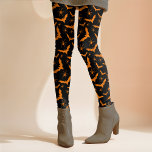 Halloween Bats Spiders Spooky Niedlich Orange Blac Leggings<br><div class="desc">Dieses lustige Halloween-Design verwendet ein zufälliges Muster einfacher orangefarbener Fledermäuse und Spinnen auf einem klassischen schwarzen Hintergrund, das an die Farbe angepasst werden kann, die Sie sich wünschen. Dieses lustige Design hat ein Retro-Ambiente und kann mit jedem Top während des Herbstes und der Sportsaison gepaart werden! Mix und Match mit...</div>