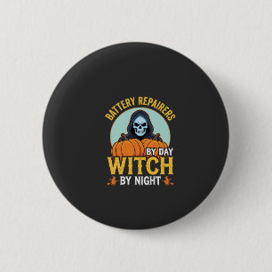 Halloween-Batterie-Reparierer Hexe bei Nacht Desig Button