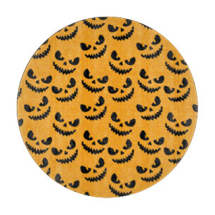 Halloween: beängstigende Gesichter, Vintager Stil. Schneidebrett