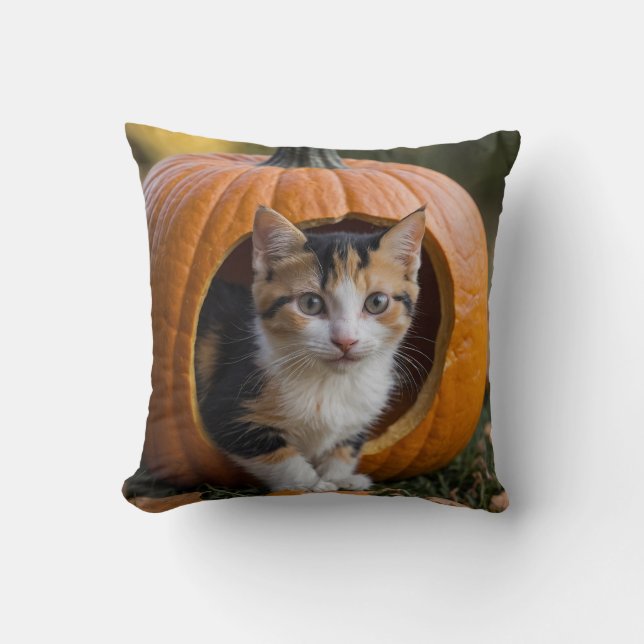 Halloween Calico Kitten sitzt in einem Kürbis Kissen (Vorderseite)