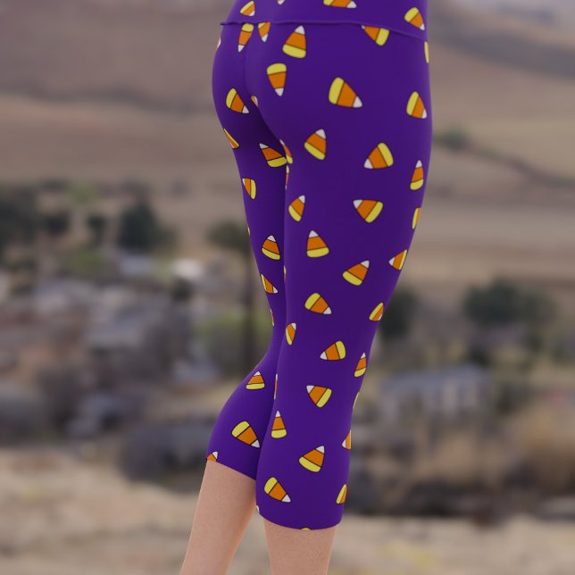 Halloween Candy Mais Muster Lila Capri Leggings (Cute candy corn capri leggings perfect for Halloween fun!)