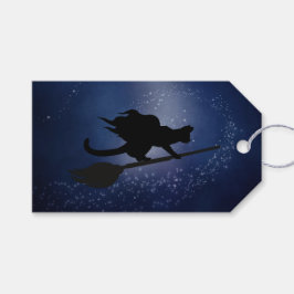 Halloween Cat on a Broom in einem Night Sky-Gesche Geschenkanhänger