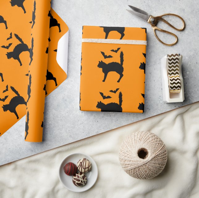 Halloween Cats and Bats Silhouette Orange Geschenkpapier (Kunsthandwerk)