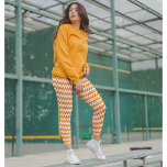 Halloween Chic Orange White stilvolles Hexenkostüm Leggings<br><div class="desc">Moderne, coole, spukhafte, schicke, stilvolle, halborange-weiße geometrische Zickzackmuster, atmungsaktive, handgenähte, weibliche Trainingsyoga, die zwischen den Leggings-Trachtenhosen hin- und herläuft, sich nach Belieben ausdehnt, an allen richtigen Stellen umarmt, nach dem Waschen zurückprallt und bei wiederholtem Verschleiß nicht ihre Form verliert. Ideal für Halbwal, macht auch ein tolles Geschenk für Freundin, Braut,...</div>