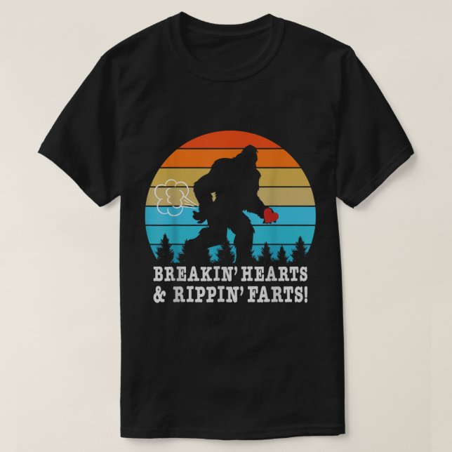 Halloween Costume Bigfoot Breaking Hearts and Ripp T-Shirt (Design vorne)