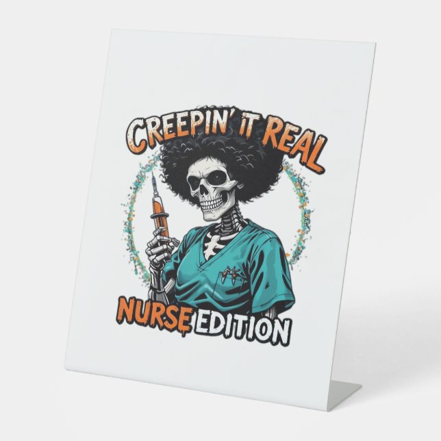 Halloween Creepin It Real! Nurse Edition Classic T Sockelschild (Vorderseite)