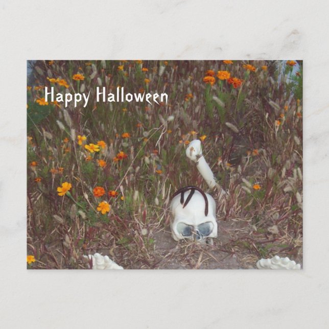 Halloween Decoration Fake Skeleton in Marigolds Postkarte (Vorderseite)