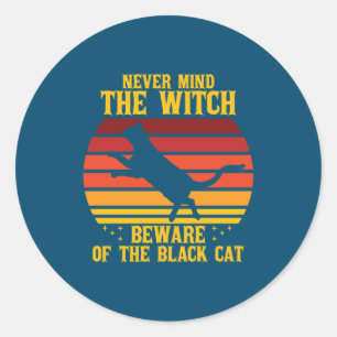 Halloween, die Hexe hüte dich vor der Katze Runder Aufkleber