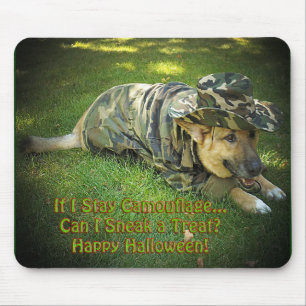 Halloween Dog in Tarnung Mousepad