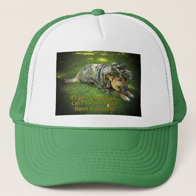 Halloween Dog in Tarnung Truckerkappe (Vorderseite)