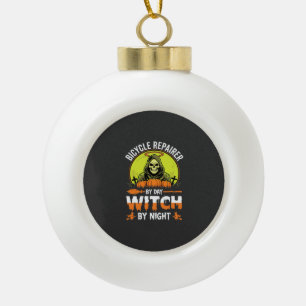Halloween-Fahrradmechaniker bei Tag, Hexe bei Nach Keramik Kugel-Ornament