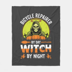 Halloween-Fahrradreparateur bei Tag, Hexe bei Nach Fleecedecke