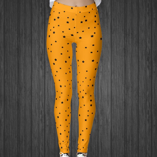 Halloween Farben schwarze Sterne auf hellen Orange Leggings (Halloween colours of black stars on bright orange celestial womans leggings.)