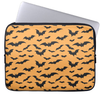 Halloween-Fledermäuse im orangen Hintergrund Laptopschutzhülle
