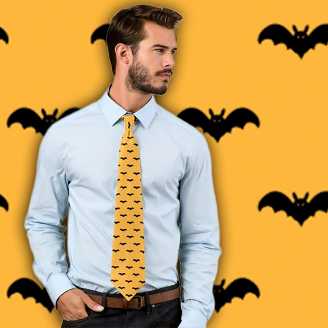 Halloween-Fledermäuse - Schwarz und Orange Krawatte (Man wears an orange necktie with a pattern of black bats.  Background matches necktie pattern. )