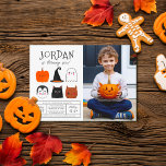 Halloween Friends Modern Boy Birthday Foto<br><div class="desc">Dieses moderne Design zeigt den Namen des Geburtstagsjungen in großen Hauptstädte in einem meiner liebsten dekorativen Schriftart, unterhalb, erscheint sein Alter in niedlicher Schriftzeichen-Typografie. Unter der Karte befinden sich 6 Halloween-Freunde: ein Kürbis, ein Vampir, ein Hexenhut, eine schwarze Katze, ein Geist und ein Werwolf! Sie sind alle in einem schlicht...</div>