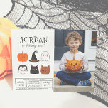 Halloween Friends Modern Boy Birthday Foto<br><div class="desc">Dieses moderne Design zeigt den Namen des Geburtstagsjungen in großen Hauptstädte in einem meiner liebsten dekorativen Schriftart, unterhalb, erscheint sein Alter in niedlicher Schriftzeichen-Typografie. Unter der Karte befinden sich 6 Halloween-Freunde: ein Kürbis, ein Vampir, ein Hexenhut, eine schwarze Katze, ein Geist und ein Werwolf! Sie sind alle in einem schlicht...</div>