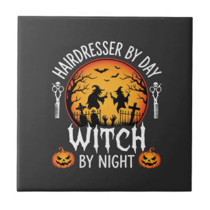 Halloween-Friseur bei Tag, Hexe bei Nacht Fliese