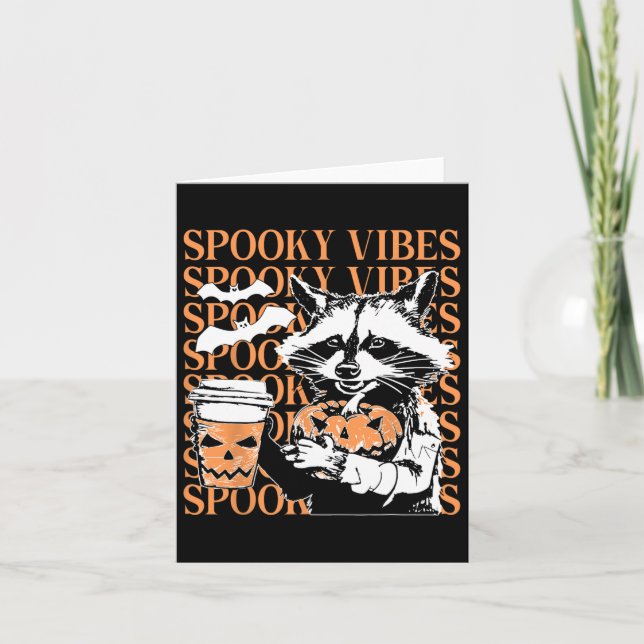 Halloween Funny Raccoon Spooky Vibes Coffee Pumpki Karte (Vorderseite)