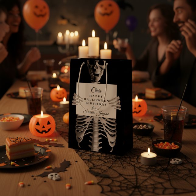 Halloween Geburtstag Gruseliger Skelett Custom Sch Mittlere Geschenktüte (Gift Bag for someone who has a birthday on Halloween and who is not afraid of spooky skeletons.)
