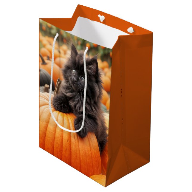 Halloween Geburtstag Kitten On Pumpkin Mittlere Geschenktüte (Vorderseite Schrägansicht)