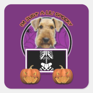 Halloween - gerade ein Lil gespenstisch - Airedale Quadratischer Aufkleber